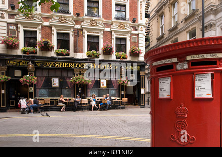 Boîte rouge à l'extérieur de Sherlock Holmes pub dans Northumberland Avenue WC2 London United Kingdom Banque D'Images