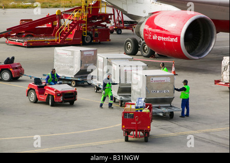 Un air Greenland vol à l'aéroport de Kangerlussuaq réunissant le fret et les touristes au Groenland Banque D'Images