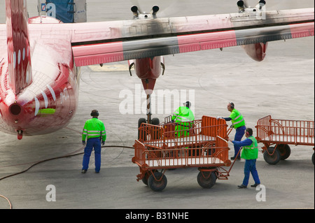 Un air Greenland vol à l'aéroport de Kangerlussuaq réunissant le fret et les touristes au Groenland Banque D'Images