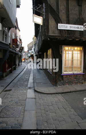 Ville de York, en Angleterre. Une variété de magasins de détail qui occupent aujourd'hui les anciens bouchers de la pagaille et peu de pagaille. Banque D'Images