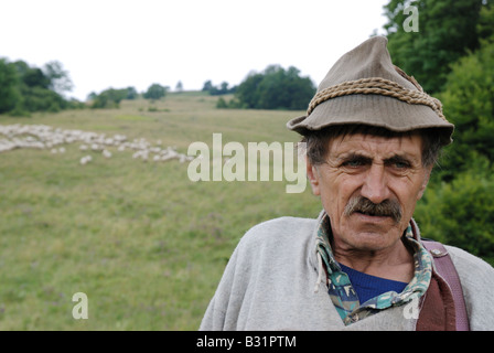 Portrait of mature sheperd homme d'herbe et de moutons dans les montagnes en arrière-plan Une Grande Fatra Slovaquie l'été 2008 Banque D'Images