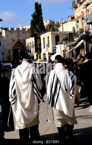 Les hommes juifs orthodoxes à pied dans la vieille ville de Jérusalem, près de la porte de Jaffa. Banque D'Images