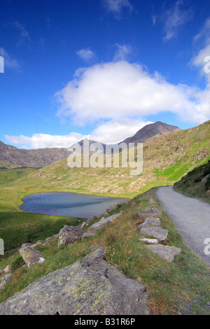 Recherche le long de la piste des mineurs Teyrn Llyn passé vers le sommet du Mont Snowdon dans le Nord du Pays de Galles Banque D'Images