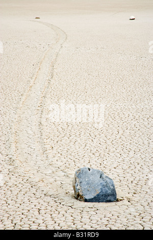 Rock coulissant sur la piste Playa en Death Valley National Park Californie USA Banque D'Images