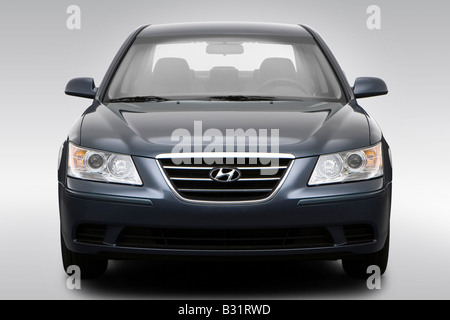 2009 Hyundai Sonata GLS Pzev en bleu - Bas/large front Banque D'Images