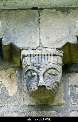 Détail de la frise du mur sud corbel sculptée de millstone grit local avec les grotesques chefs St John the Baptist Church Adel Banque D'Images