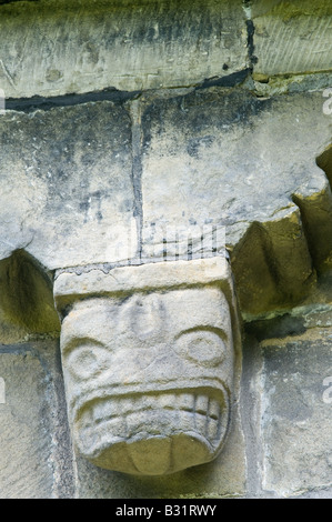 Détail de la frise du mur sud corbel sculptée de millstone grit local avec les grotesques chefs St John the Baptist Church Adel Banque D'Images