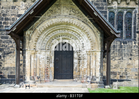 Le porche sud et Pierre Chancel Norman St John the Baptist Church Adel Leeds West Yorkshire angleterre Europe Banque D'Images