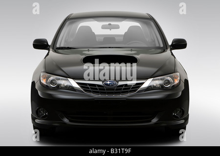 2008 Subaru Impreza WRX Premium en noir - Basse/large front Banque D'Images