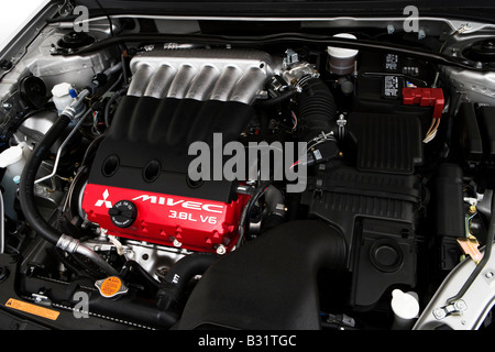 2009 Mitsubishi Galant Ralliart en argent - Moteur Banque D'Images