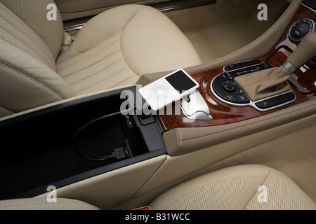 2009 Mercedes-Benz SL550 SL-Series en noir - Accessoires jack auxiliaire Banque D'Images