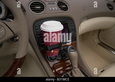 2009 Mercedes-Benz SL550 SL-Series en noir - Support de tasse avec Prop Banque D'Images