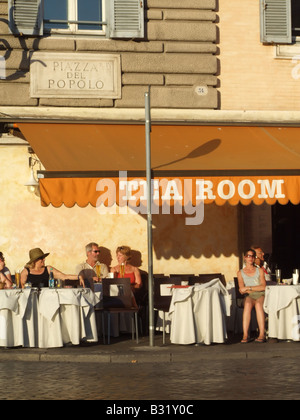 Les gens touristes assis dans bar canova à rome Banque D'Images