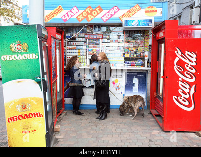 Les jeunes femmes en face d'un kiosque, Odessa, Ukraine Banque D'Images