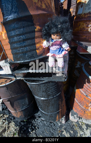 Une poupée d'enfant à côté de l'huile de barils abandonnés sur la toundra à l'extérieur sur le Groenland Illulissat Banque D'Images