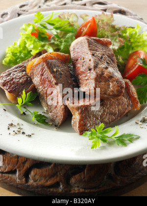 Steak de faux filet de boeuf frais et salade mixte Banque D'Images