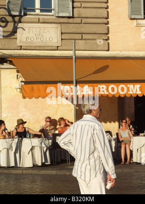 Les gens touristes assis dans bar canova à rome Banque D'Images