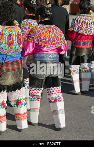 Les femmes portant des Inuits groenlandais traditionnel costume national ou Kalaallisuut à Ilulissat, au Groenland Banque D'Images