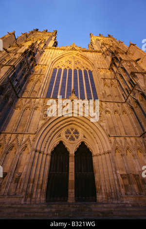 Ville de York, en Angleterre. Crépuscule sur le front ouest tours de York Minster Cathédrale au Chœur. Banque D'Images