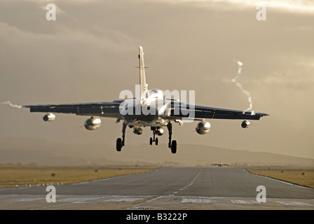 Panavia Tornado F4 sur la piste Approche à RAF Lossiemouth Moray Ecosse Banque D'Images