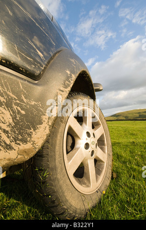 Land Rover Freelander off road dans un pâturage Cumbria Banque D'Images