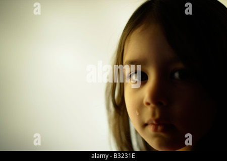 Petite fille de cinq ans avec la larme sur la joue Banque D'Images