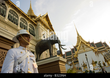 Un soldat thaïlandais montent la garde devant une statue de l'éléphant dans le Grand Palais, Thaïlande Banque D'Images