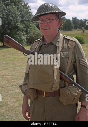 Home Guard soldat en uniforme au cours des années 40, seconde guerre mondiale, re-enactment Banque D'Images