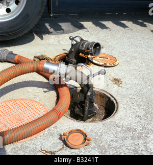 Tuyau d'évacuation des vapeurs raccordé à un camion d'une station-service aspirant la vapeur des réservoirs de carburant souterrains en Ontario, Canada KATHY DEWITT Banque D'Images