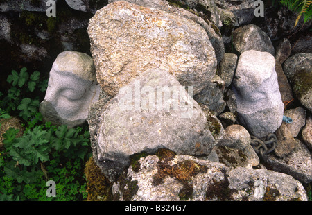 Matt Baker Art sculpture en pierre coeur paysage deux visages sculptés à la flotte de Cairnsmore National Nature Reserve Galloway UK Banque D'Images