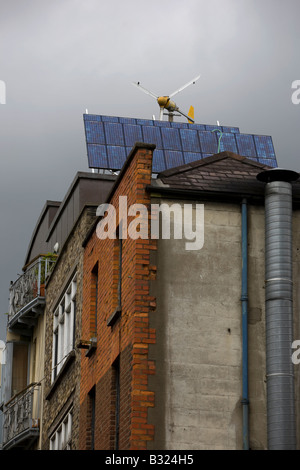 Éoliennes et panneaux solaires sur le toit de la construction écologique, Temple Bar, Dublin Banque D'Images