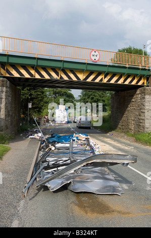 Wagon articulé en passant sous le pont ferroviaire faible a toit de trailer arraché Kirkby Stephen Cumbria Banque D'Images