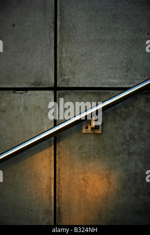 Matin soleil joue sur mur de béton et la main courante en acier inoxydable paysage urbain Palmerston North Nouvelle Zélande Banque D'Images