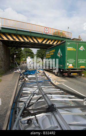 Wagon articulé en passant sous le pont ferroviaire faible a toit de trailer arraché Kirkby Stephen Cumbria Banque D'Images