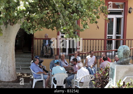 De vieux hommes se rassemblent dans l'ombre de parler et jouer aux dominos en Tazacorte La Palma Canaries Espagne Banque D'Images