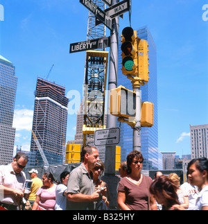 Les piétons attendre pour traverser la route de Liberty Street, au carrefour près du sol de la tour de la liberté zéro site de construction à New York KATHY DEWITT Banque D'Images