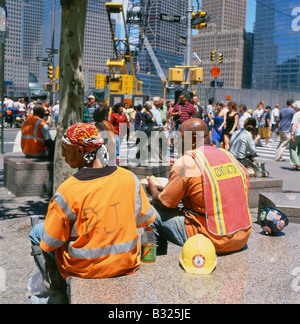 Les ouvriers de la construction travaillent pour manger lors de leur pause déjeuner sur Liberty Street et Trinity Street 9/11 Ground Zero site New York City juin 2008 KATHY DEWITT Banque D'Images