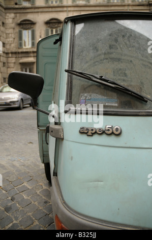 Piaggio Ape trois-roues van stationné dans la Via Del Pie'di Marmo, le centre de Rome, Italie Banque D'Images