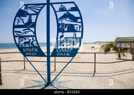 Signe indiquant le début du South West Coast Path pour les marcheurs à l'extrémité est de la plage Studland Dorset England UK Banque D'Images