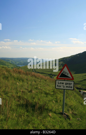 Signe de route sur une colline escarpée dans le Lake District Banque D'Images