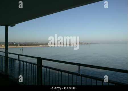 Vue de Southwold pier à au nord vers une sélection de cabanes de plage vers le nord plutôt que le sud en direction de la ville Banque D'Images