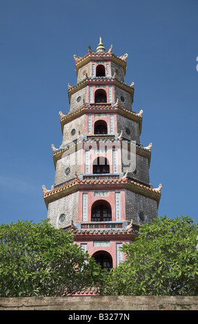 La Pagode Thien Mu sur la rivière des Parfums dans la ville de Hue, Vietnam Banque D'Images