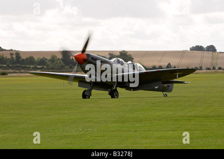 Un Supermarine Spitfire ML407 deux métiers formation siège basé à l'Imperial War Museum Duxford Cambridgeshire Banque D'Images