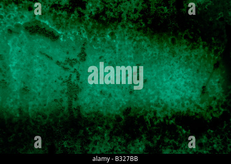 Coulée de lumière ombre sur fond vert foncé rayé rusty Banque D'Images