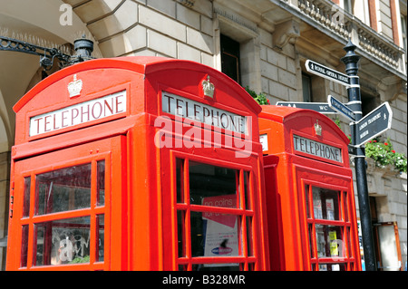 Des cabines téléphoniques rouges dans une rue de Londres, Angleterre Banque D'Images