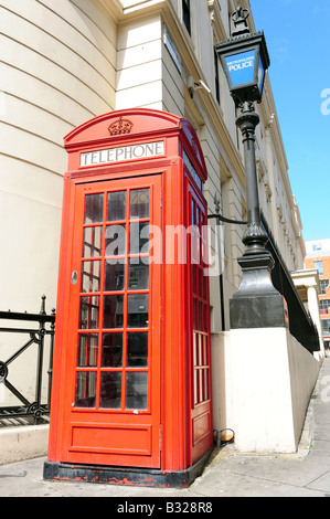 Boîte de téléphone rouge et la police Londres Angleterre signe fort d'appel à communications droit touristes lamp post post Banque D'Images