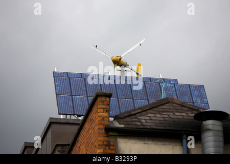 Éoliennes et panneaux solaires sur le toit de la construction écologique, Temple Bar, Dublin Banque D'Images