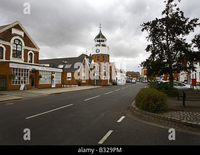 Burnham on Crouch High Street avec tour de l'horloge Banque D'Images