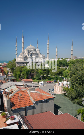 ISTANBUL, TURQUIE. Vue sur les toits de Sultanahmet à la Mosquée de Sultanahmet, plus connue sous le nom de mosquée bleue. L'année 2008. Banque D'Images