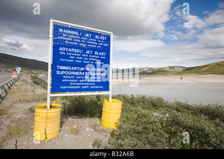 Un poteau de signalisation à l'aéroport de Kangerlussuaq au Groenland attention souffle des réacteurs des avions au décollage Banque D'Images